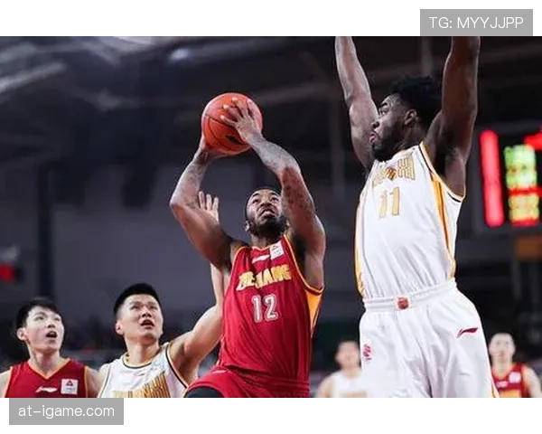 如何正确理解和判定篮球中的卡位犯规规则？
